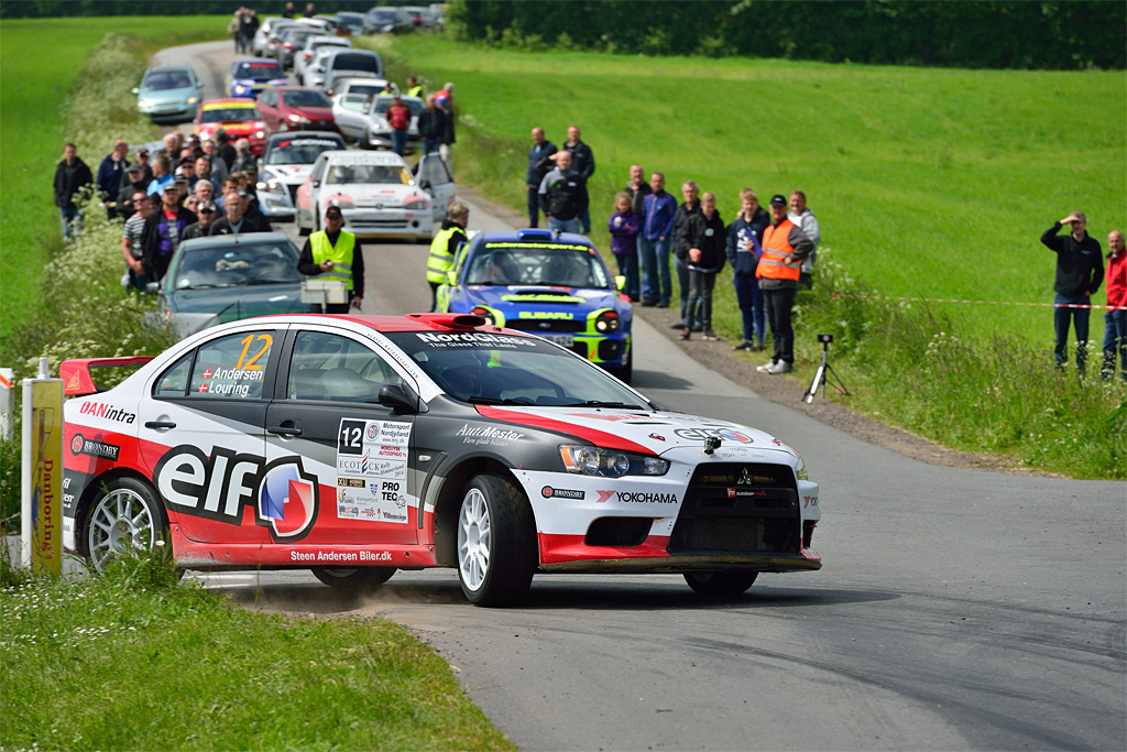 På hastighedsprøven ved Stenstrup Hede satte Steen Andersen og Iben Louring bedste tid i Gruppe N i deres Mitsubishi Lancer. Nu er det anden gennemkørsel, og om én kilometer går Mitsubishiens kobling i stykker, og rallyet er slut for dem.
(Foto: Michael Eisenberg)